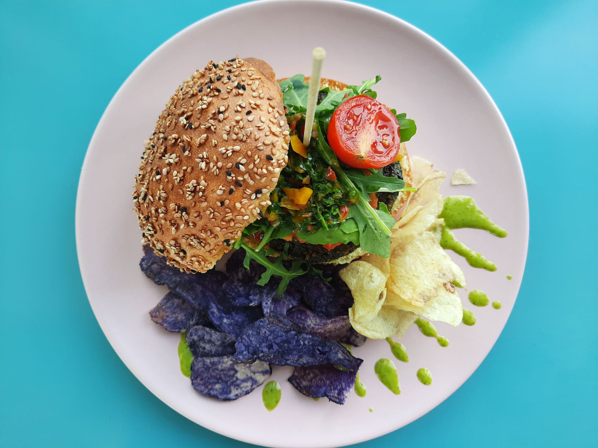 Hamburgesa Quinoa y Espinaca con chutney y chimichurri